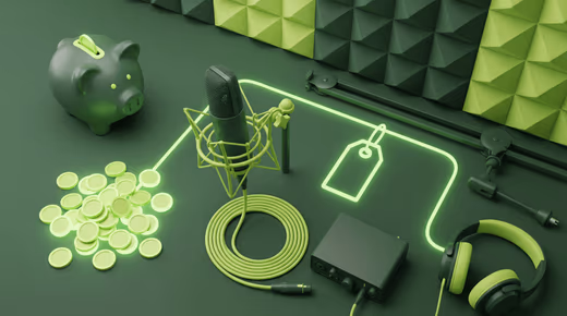Micro de studio sur suspension, casque et interface audio près d’une tirelire et de pièces lumineuses vertes
