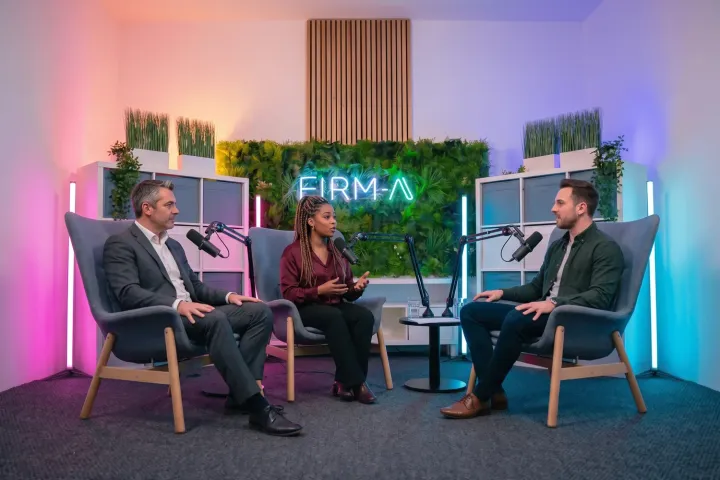Illustration : deux invités et l'animateur Firm-A dans trois fauteuils sur le plateau, formule Visibilité