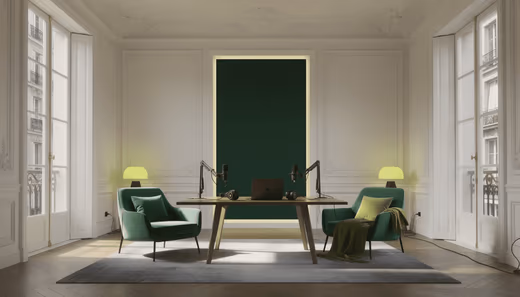 Salon haussmannien aménagé en plateau : deux fauteuils verts face à une table équipée de deux micros
